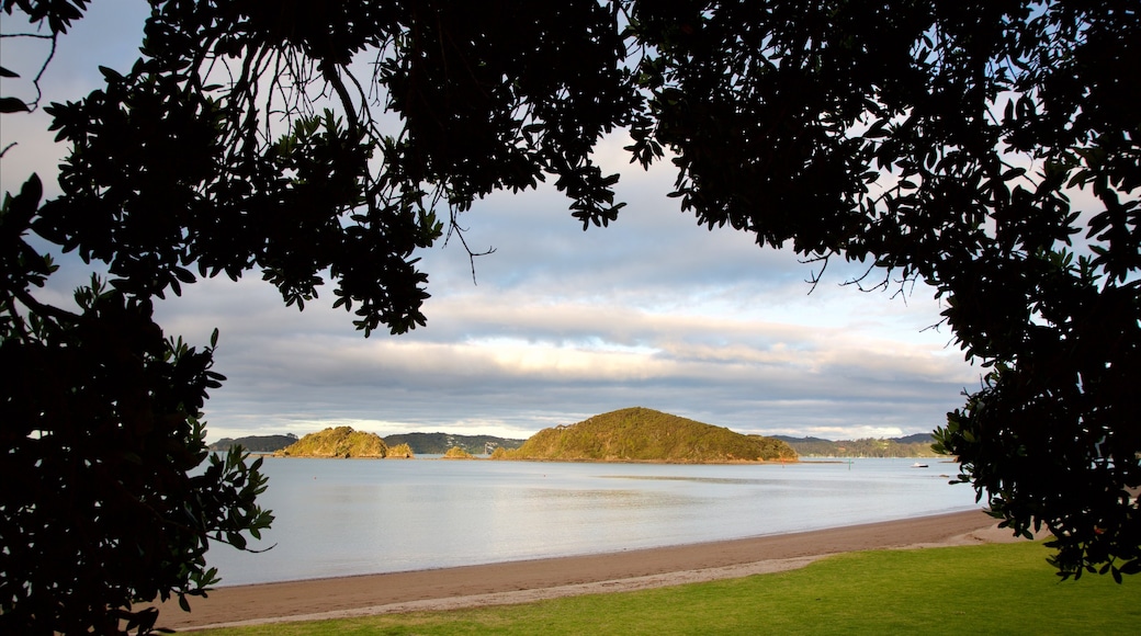 Paihia Beach bevat een zandstrand, een baai of haven en een zonsondergang