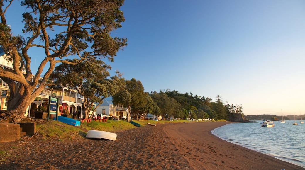 Russell Beach mostrando uma cidade litorĂąnea, uma baĂa ou porto e uma praia de areia