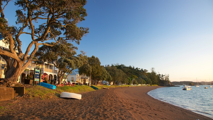 Russell Beach mostrando una playa, una bahía o un puerto y una localidad costera