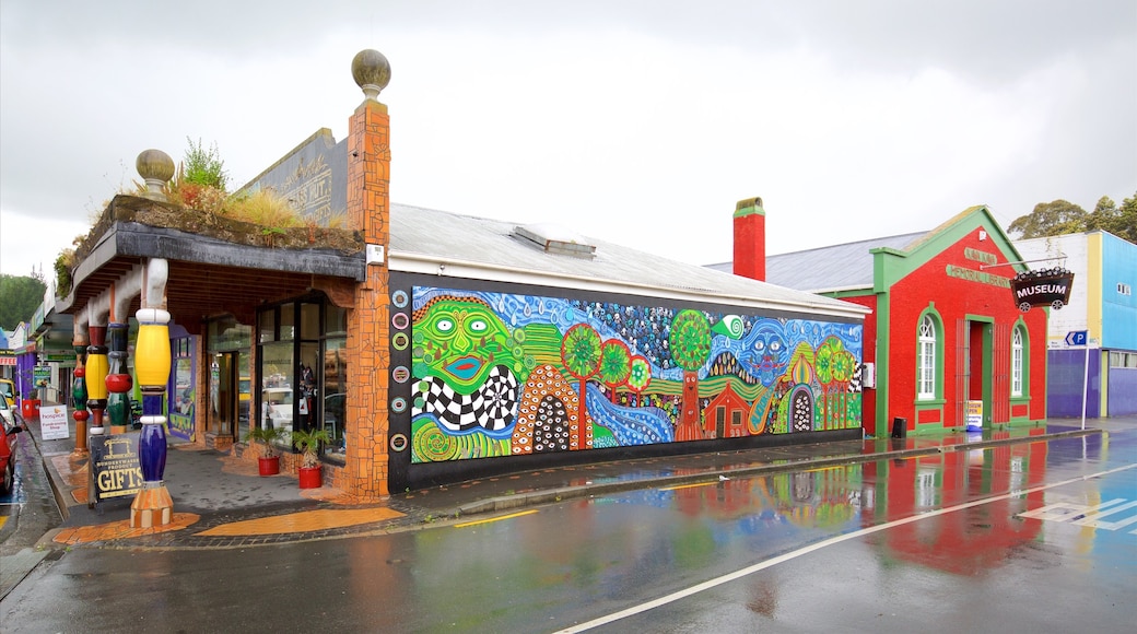 Kawakawa Bay which includes outdoor art