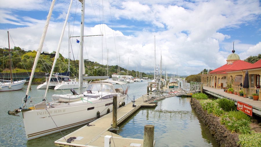Whangarei som viser en bugt eller havn, sejlads og en marina