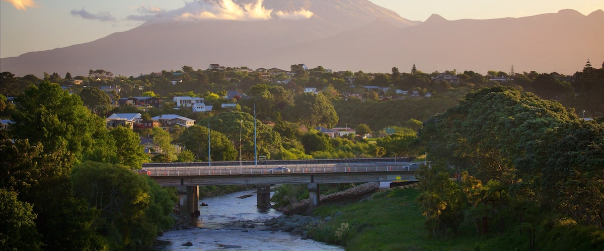 Nueva Plymouth que incluye montañas, un río o arroyo y un puente