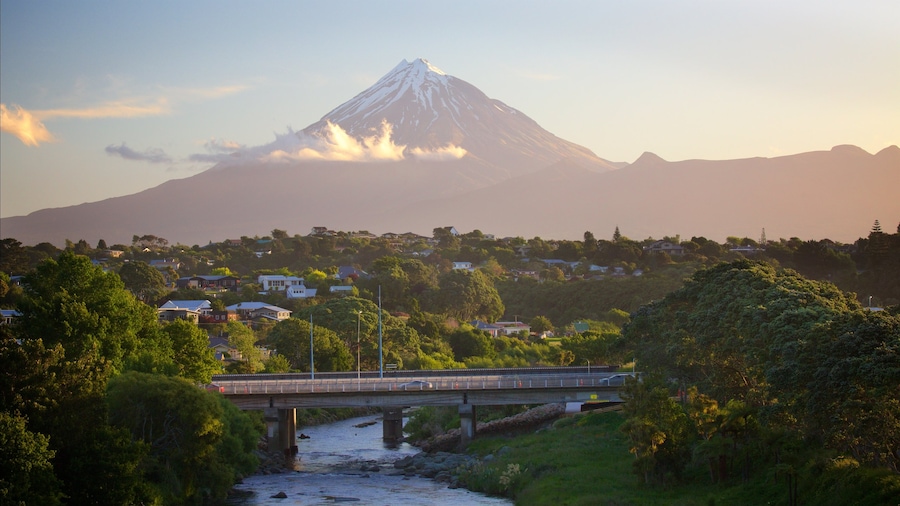 Nueva Plymouth que incluye montañas, un río o arroyo y un puente