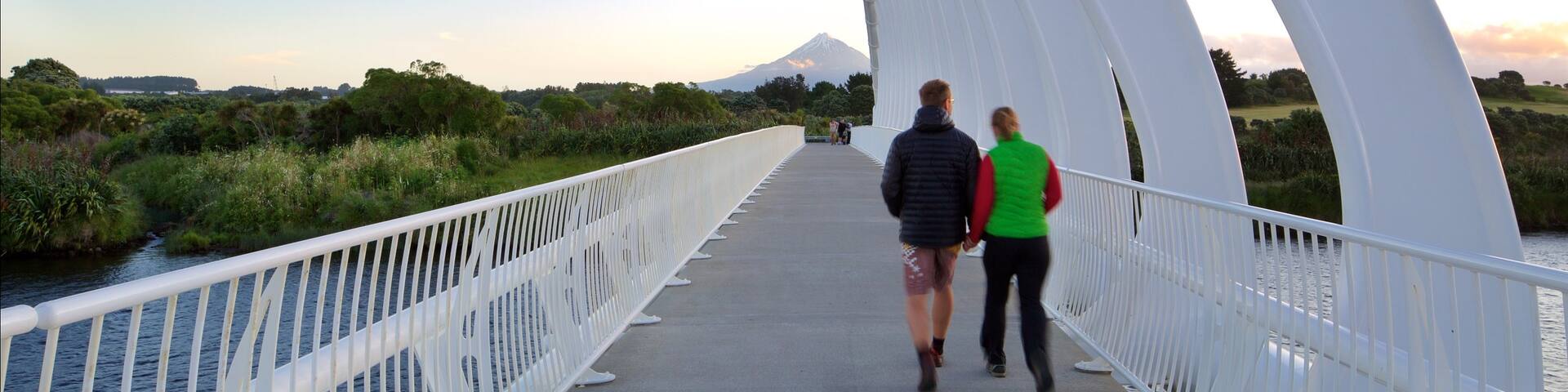New Plymouth montrant pont aussi bien que couple