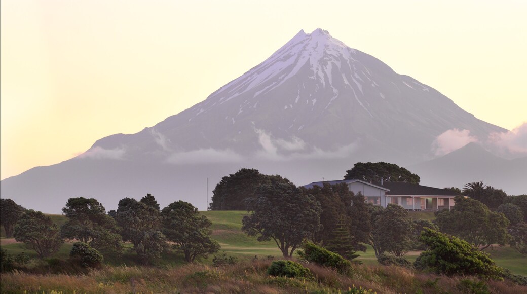 Fitzroy Beach showing mountains, a sunset and a house