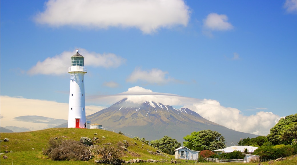 New Plymouth welches beinhaltet Leuchtturm und Berge