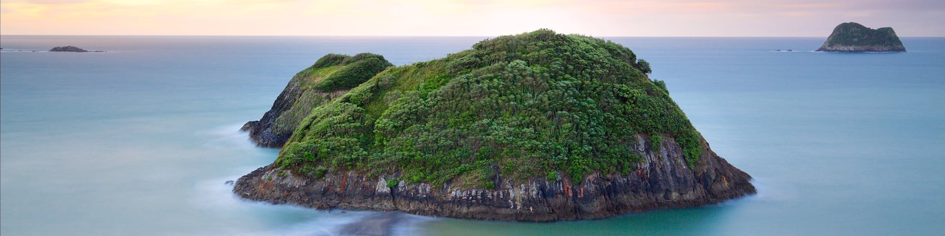 Sugar Loaf Marine Reserve que incluye una puesta de sol, imágenes de una isla y una bahía o puerto