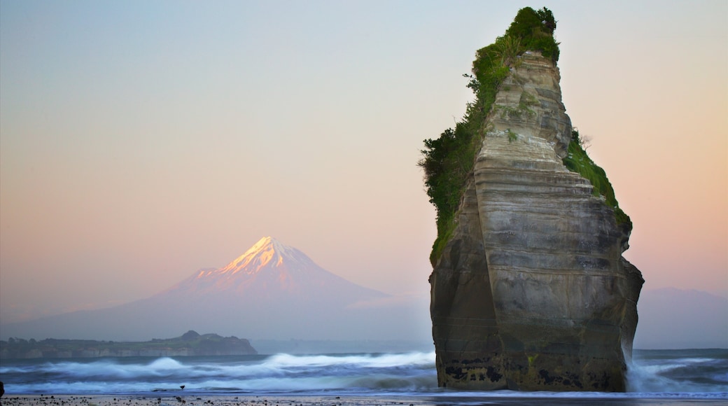 Tongaporutu showing a sunset, waves and rocky coastline