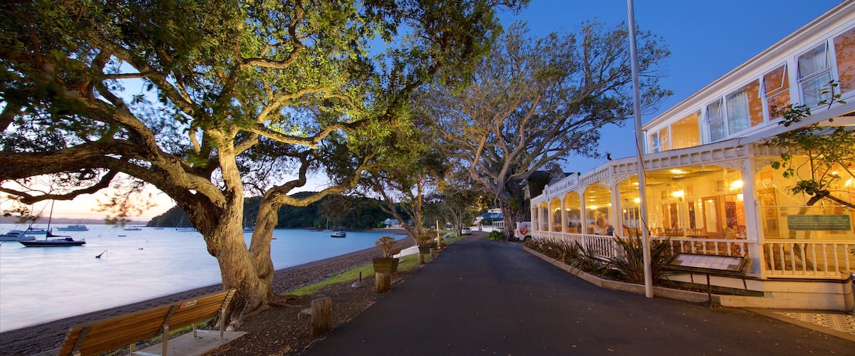 Russell which includes a bay or harbour, café lifestyle and a sunset