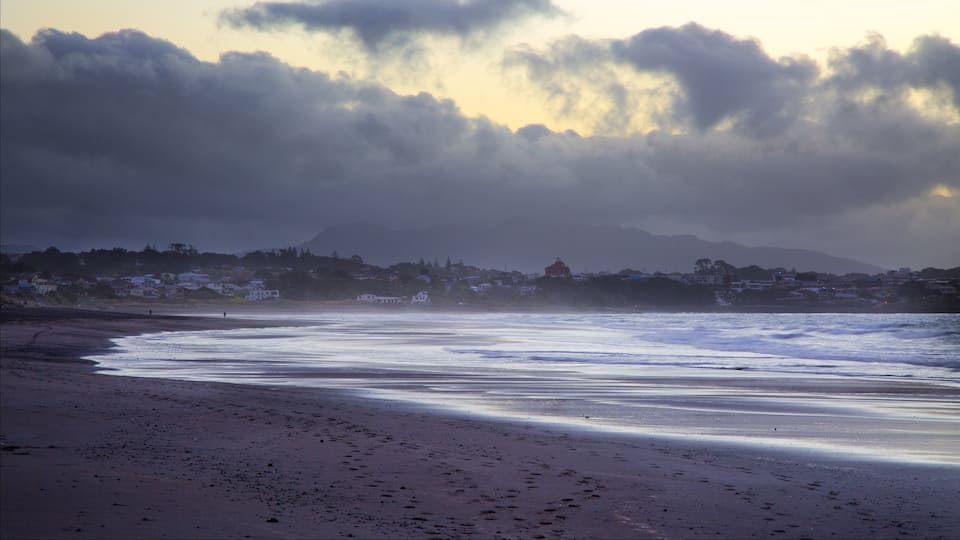 Fitzroy Beach montrant coucher de soleil, baie ou port et ville cĂŽtiĂšre