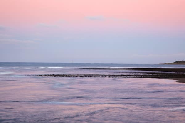 Fitzroy Beach qui includes coucher de soleil et baie ou port