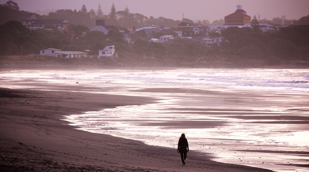 Fitzroy Beach inclusief een zonsondergang, golven en een baai of haven