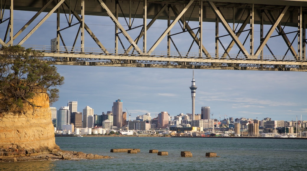 Harbour Bridge presenterar en stad, en bro och en hamn eller havsbukt