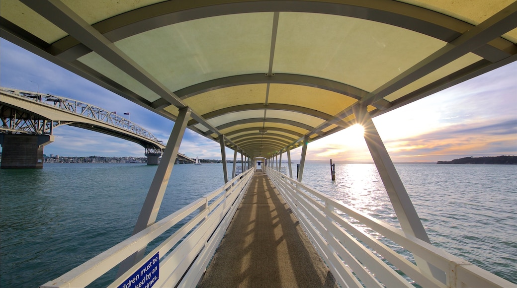 Harbour Bridge ofreciendo una puesta de sol, un puente y una bahía o puerto