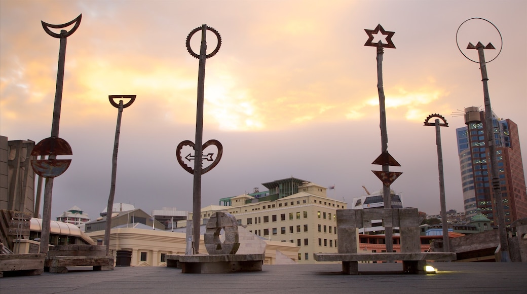 Civic Square das einen Outdoor-Kunst, Stadt und Sonnenuntergang