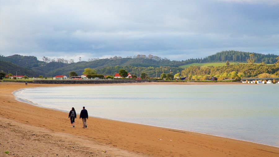 Paihia Beach showing a coastal town, a bay or harbour and a beach