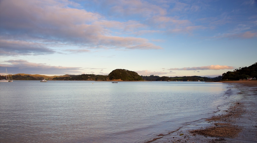 Paihia Beach toont een baai of haven, een zonsondergang en een strand