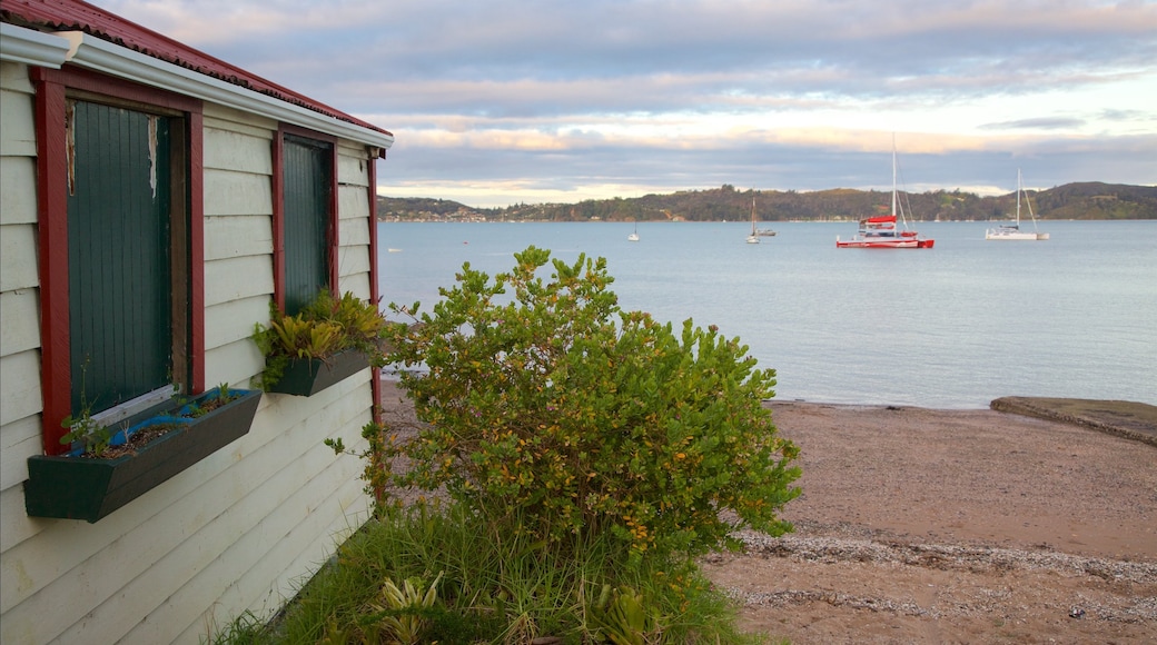 Paihia Beach toont een baai of haven en een kiezelstrand