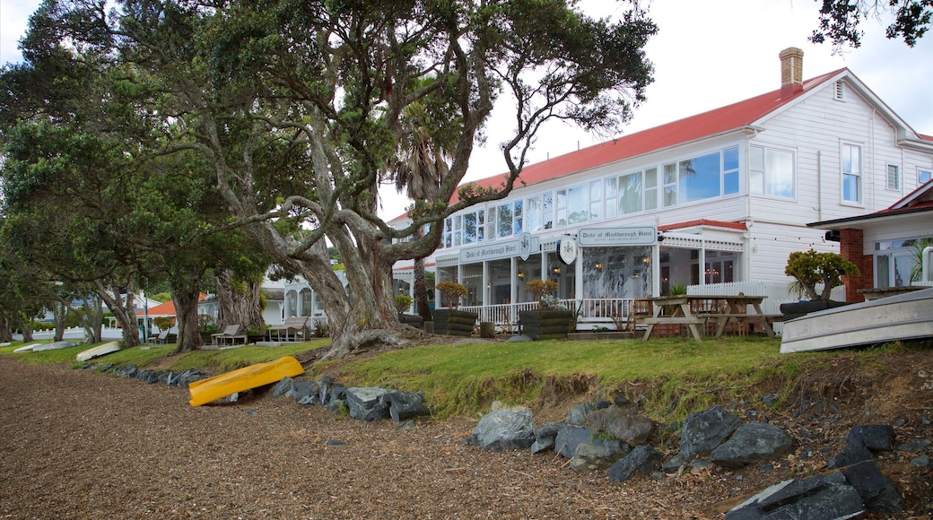 Russell Beach which includes a coastal town and a pebble beach