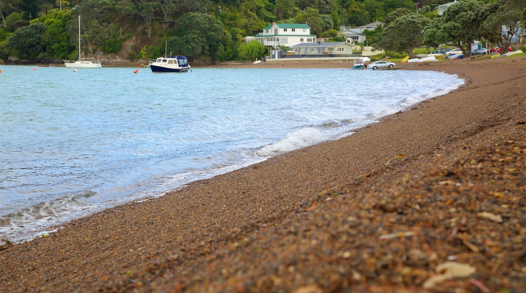 Russell Beach showing a coastal town, a pebble beach and a bay or harbour