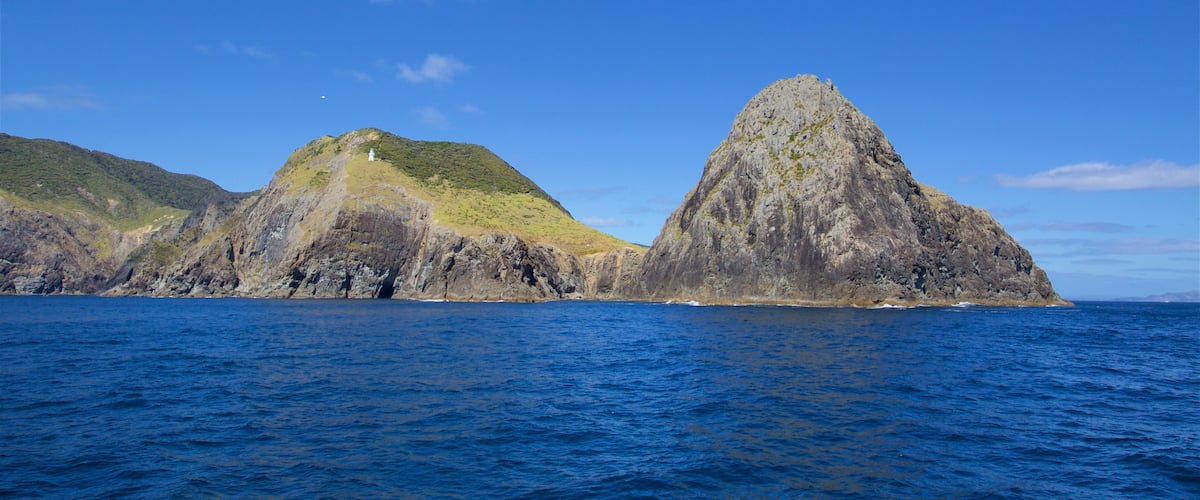 Phare du cap Brett montrant baie ou port et cĂŽte rocheuse