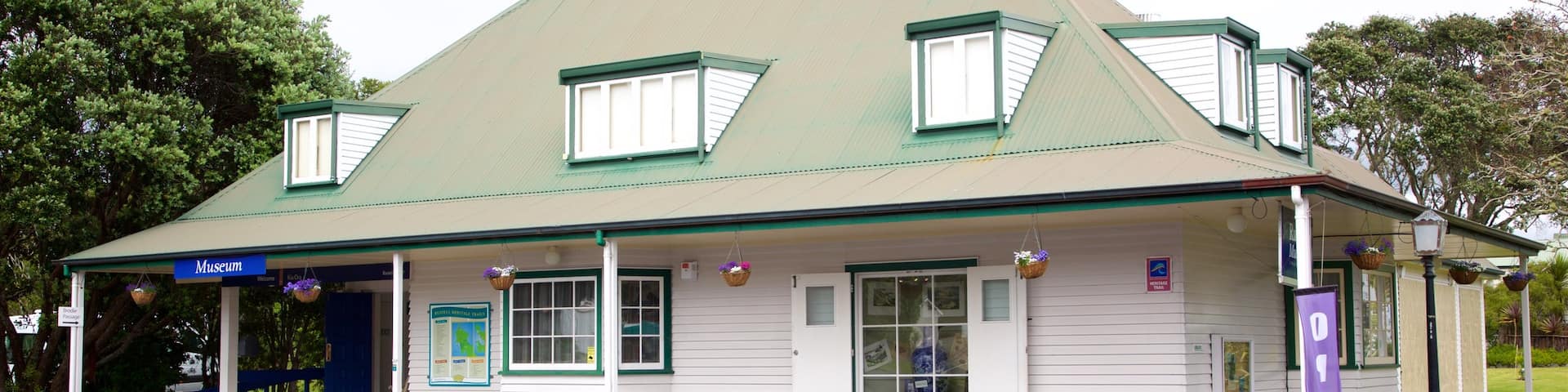 Russell Museum featuring street scenes