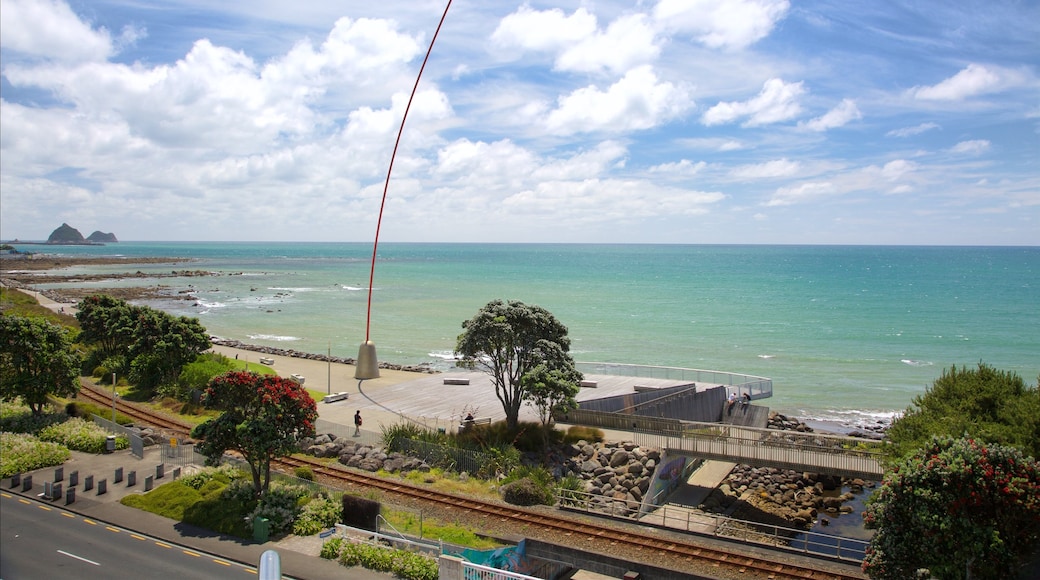 Wind Wand que incluye una bahía o puerto, artículos de ferrocarril y vistas generales de la costa