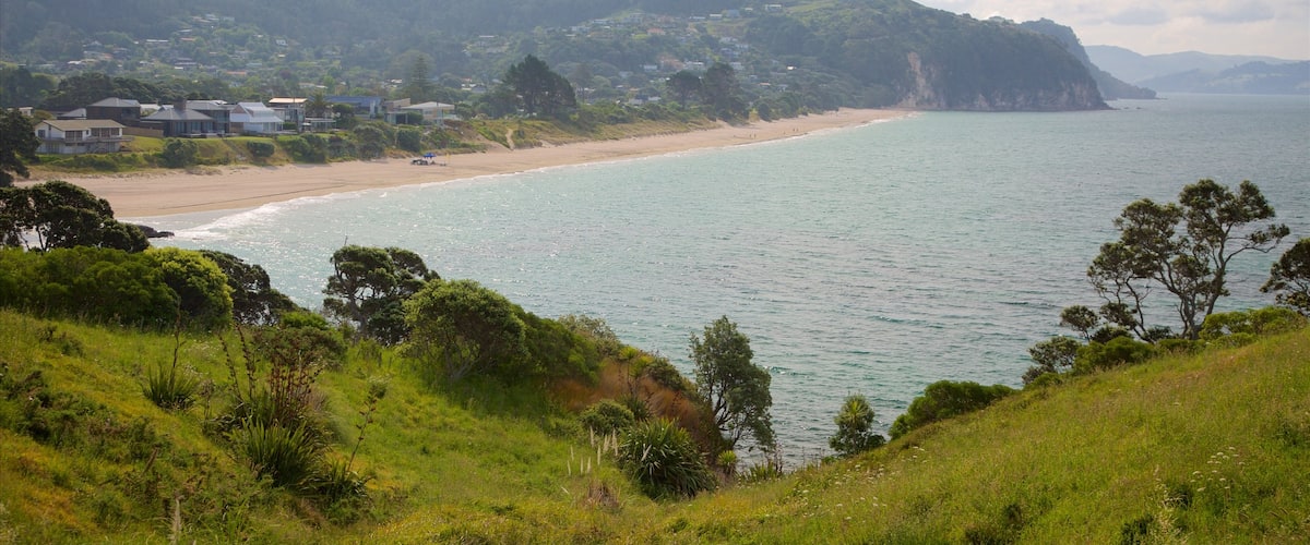 Hahei Beach mostrando una playa de arena, una ciudad costera y una bahía o puerto