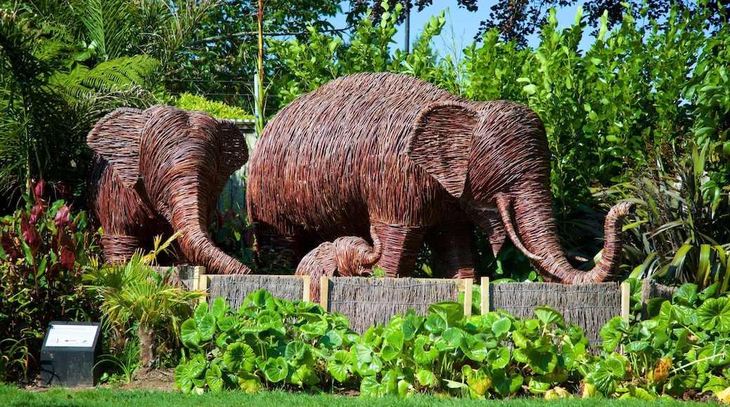 Brooklands Zoo showing outdoor art and zoo animals