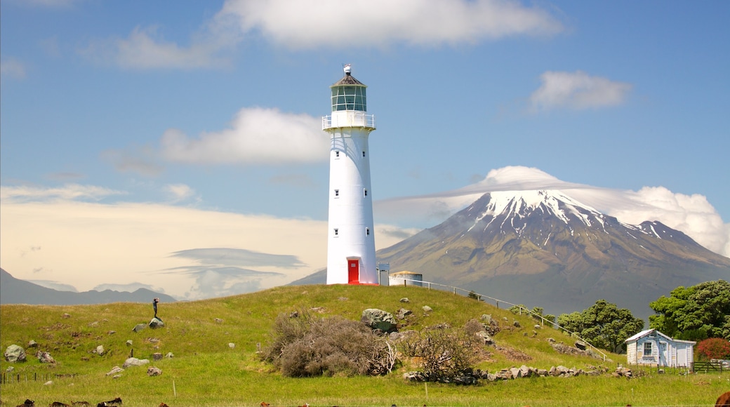 Cape Egmont Lighthouse ofreciendo situaciones tranquilas, montañas y un faro