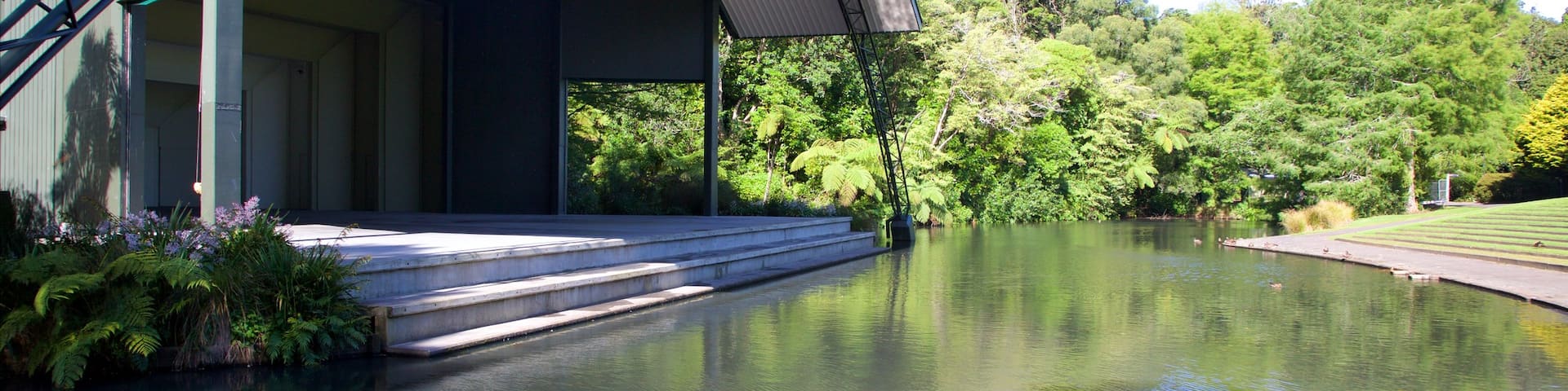 Bowl of Brooklands mettant en vedette mare et jardin