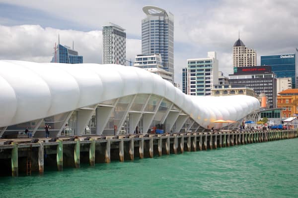 Auckland Fähranleger welches beinhaltet Stadtansicht und Marina