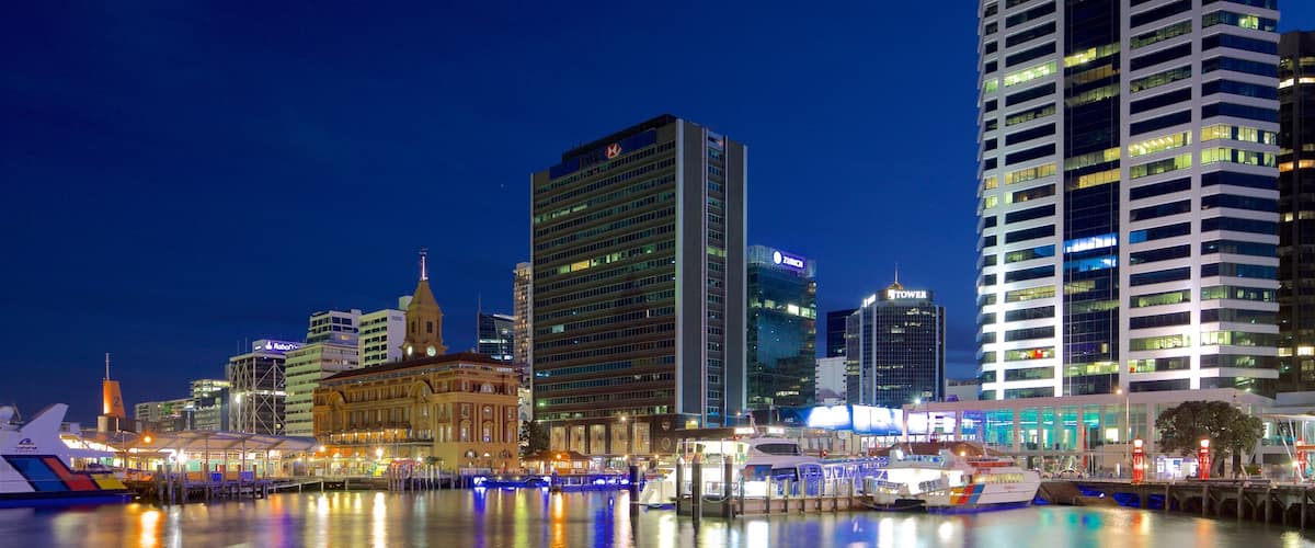 Auckland Ferry Terminal qui includes baie ou port, cbd et scĂšnes de nuit