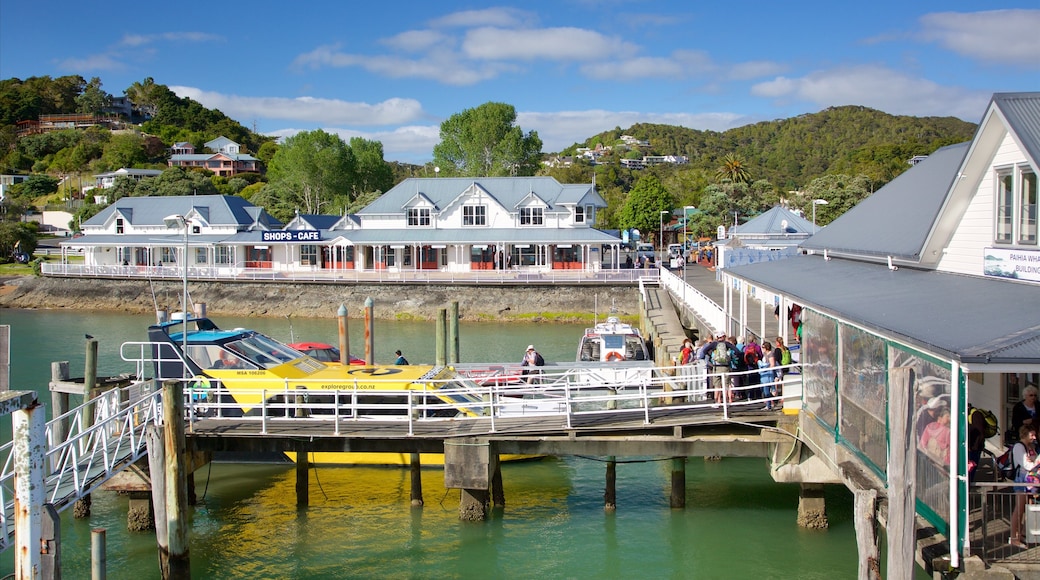 Quai de Paihia qui includes une baie ou un port et une ville côtière