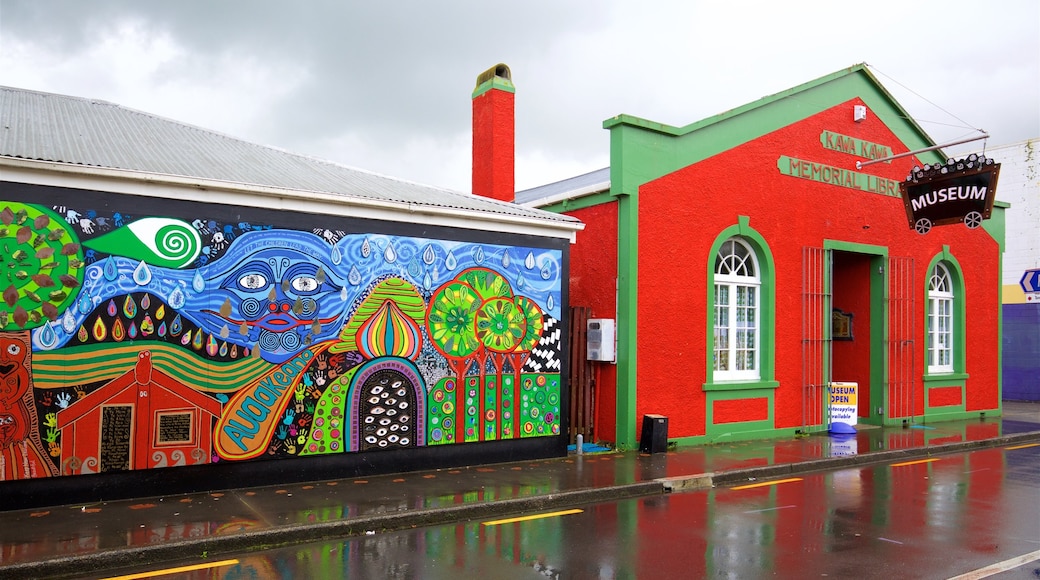 Paihia showing outdoor art and heritage architecture