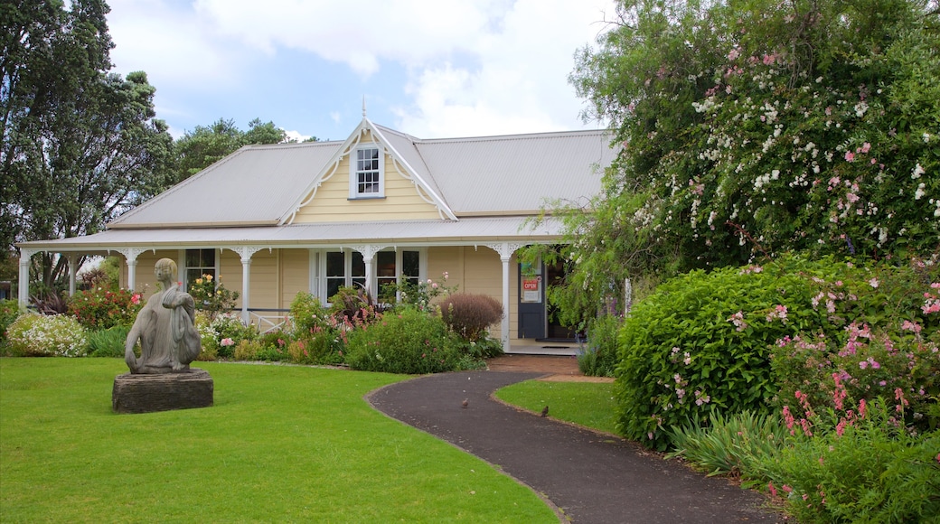 Whangarei which includes a garden, a house and heritage architecture