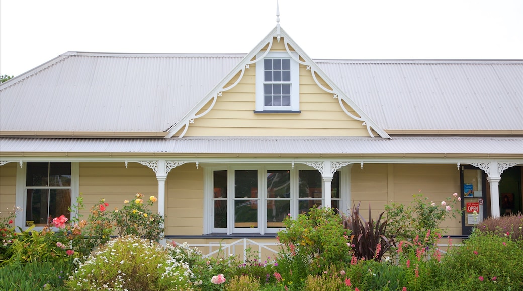 Whangarei showing a house and heritage architecture