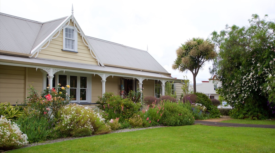 Whangarei toont historische architectuur, een huis en een park