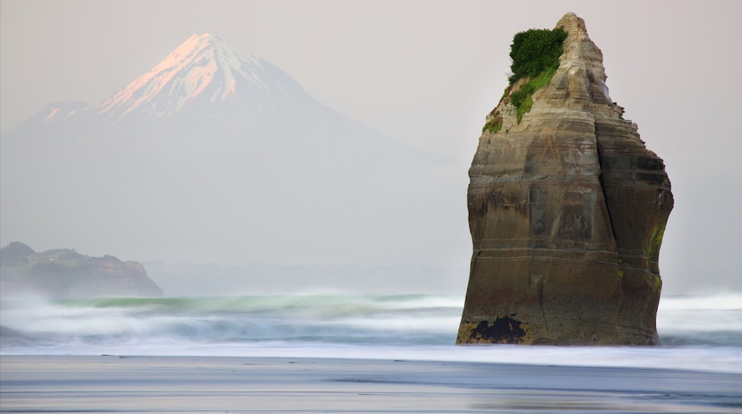 Tongaporutu which includes a bay or harbour, mountains and surf