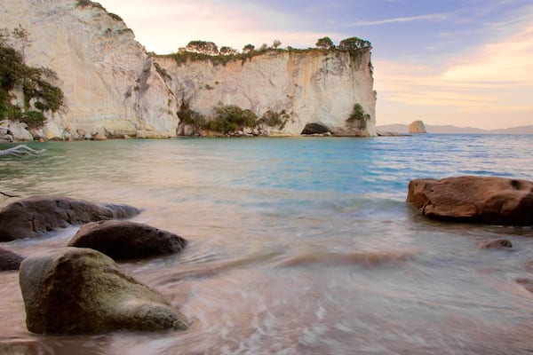 Whitianga welches beinhaltet Sonnenuntergang, Bucht oder Hafen und FelskĂŒste