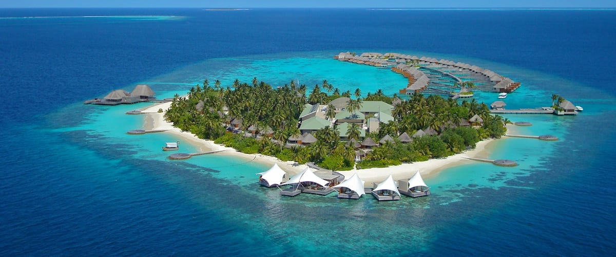 Maldive che include hotel di lusso o resort e vista dell\'isola