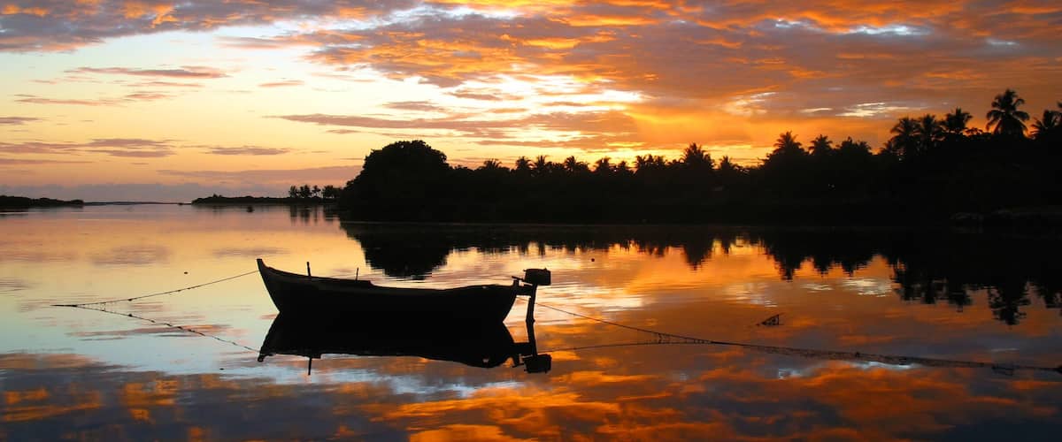 Maldivas mostrando una puesta de sol, una bahía o puerto y imágenes de una isla