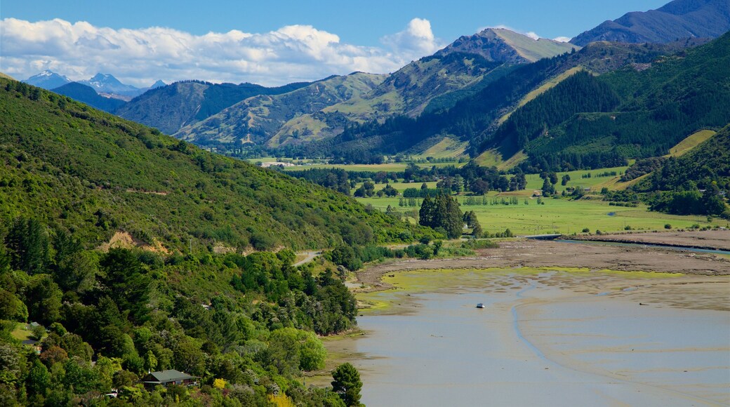 Marlborough que incluye montañas, escenas tranquilas y imágenes de bosques