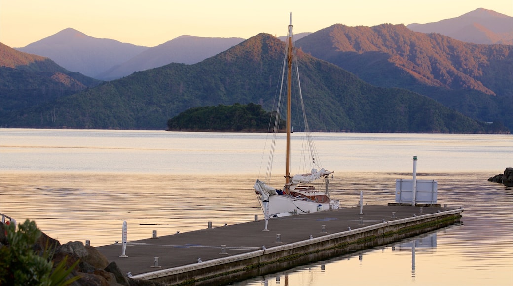 Picton que incluye una puesta de sol, navegación y montañas