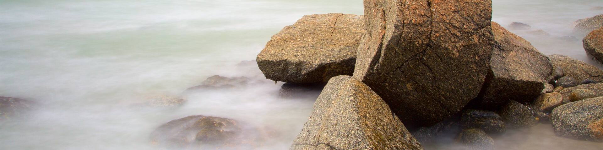 Westport montrant baie ou port, scĂšnes tranquilles et cĂŽte rocheuse