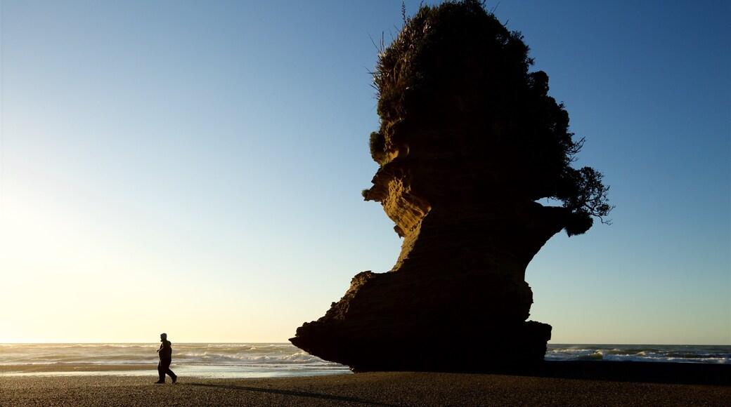 Punakaiki caratteristiche di costa frastagliata, spiaggia e tramonto