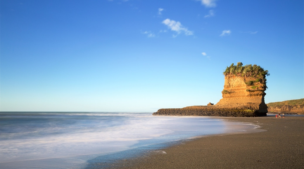 Punakaiki featuring rocky coastline, general coastal views and a beach