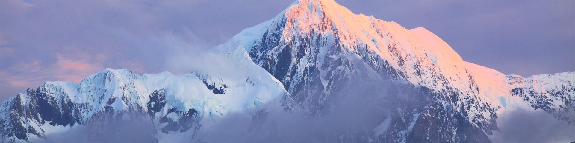 Fox Glacier montrant montagnes et un coucher de soleil