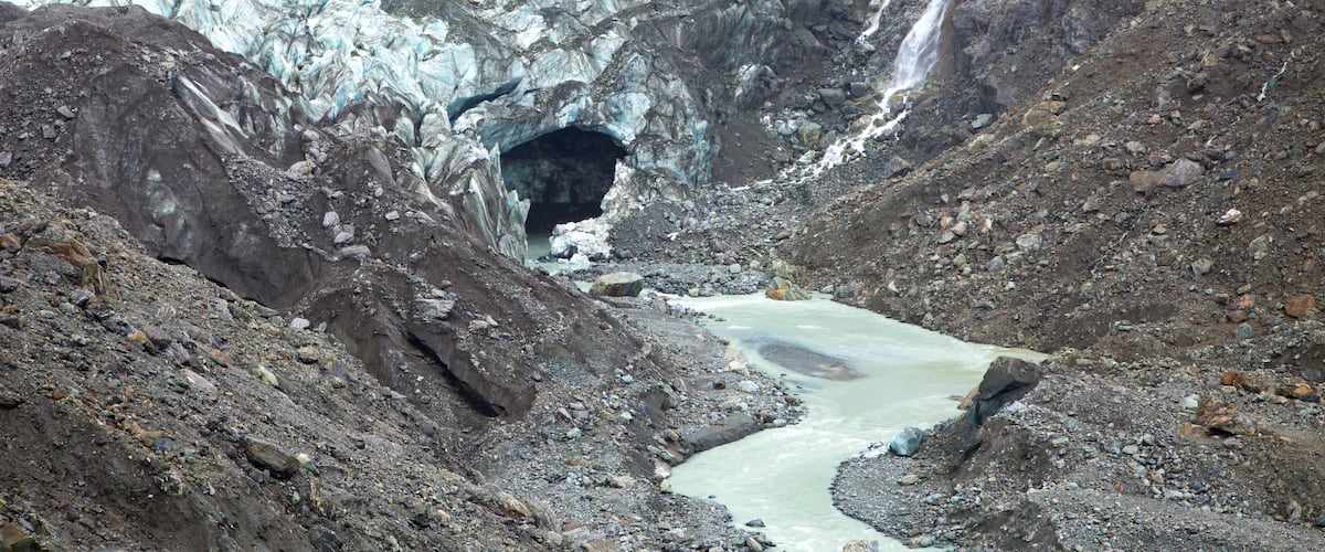 Fox Glacier ofreciendo un río o arroyo
