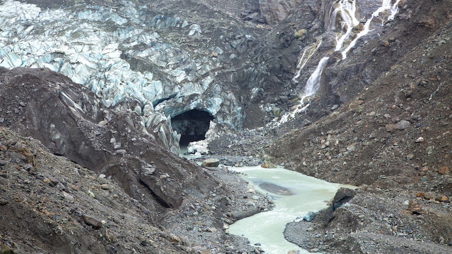 Fox Glacier ofreciendo un río o arroyo
